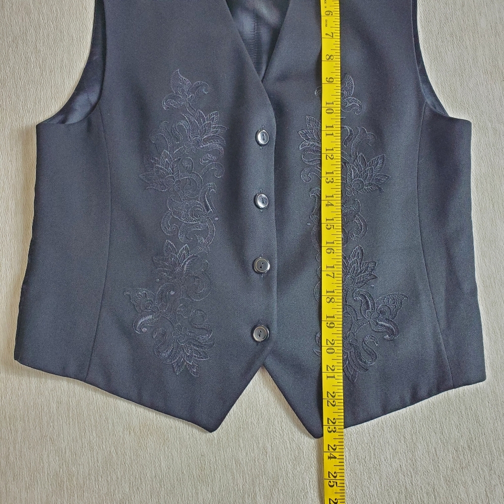 Liz Claiborne women's black vest with embroidered floral design and satin lining - Picture 7 of 7